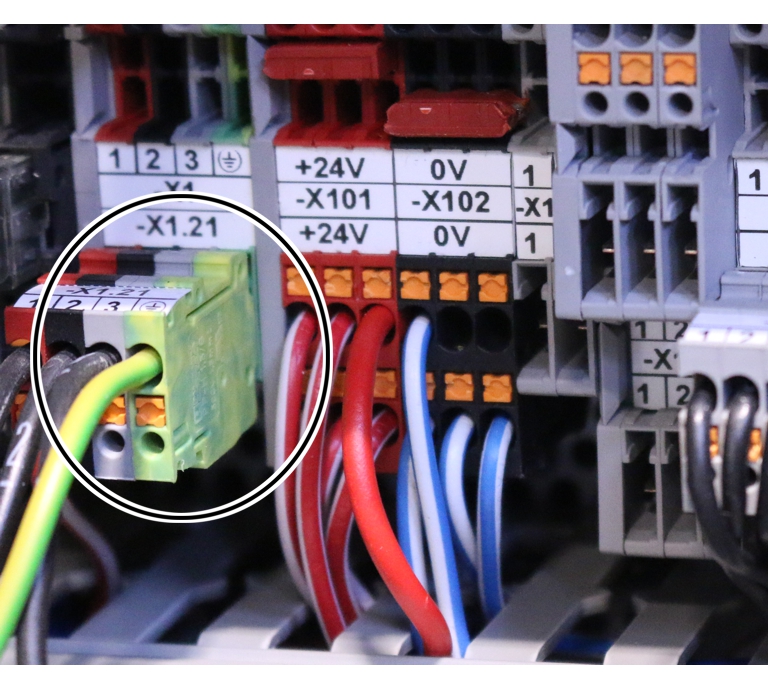 U:\Allgemein\Produkthandbücher\Produkthandbücher Fotos\Allgemein\Schutzleiter Stecker 3.jpg