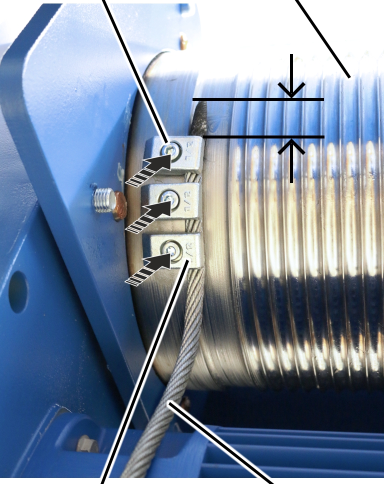 U:\Allgemein\Produkthandbücher\Produkthandbücher Fotos\Seilzug kompakt\Seilzug D\Seilzug D true vertical lift\Endklemmen links festschrauben 3.jpg