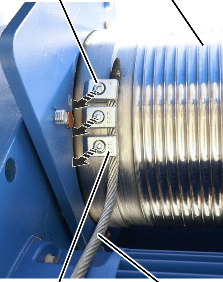 U:\Allgemein\Produkthandbücher\Produkthandbücher Fotos\Seilzug kompakt\Seilzug D\Seilzug D true vertical lift\Endklemmen lösen 3.jpg