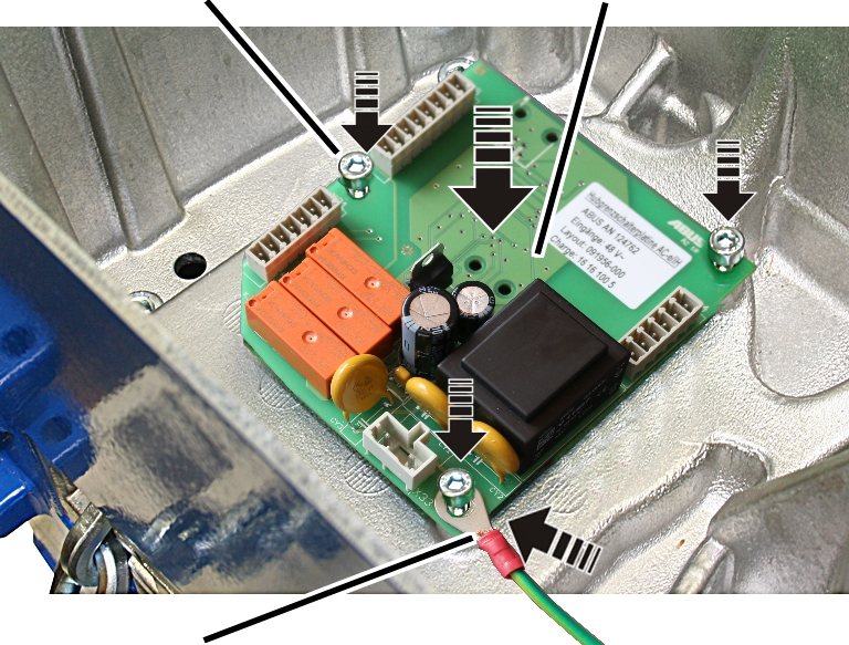 U:\Allgemein\Produkthandbücher\Produkthandbücher Fotos\Kettenzug\HUGe Platine einbauen 3.jpg