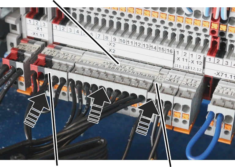 U:\Allgemein\Produkthandbücher\Produkthandbücher Fotos\ABUControl\Notsteuerung einstecken 3.jpg